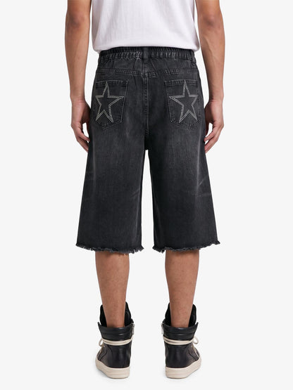 Jeansshorts mit offenem Saum und Strasssternen