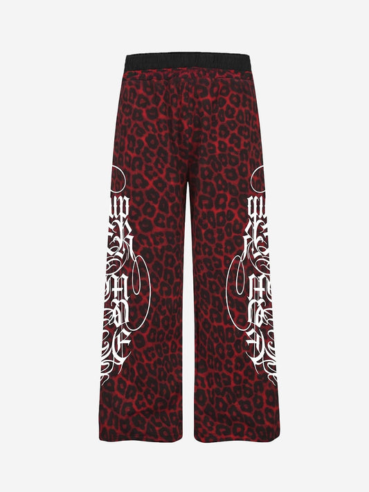 Freizeithose mit Leopardenmuster und Kontrastnähten